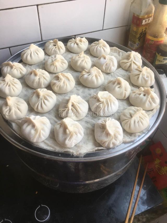 包包子。注意包子的口一定要捏紧，防止汤汁外流。