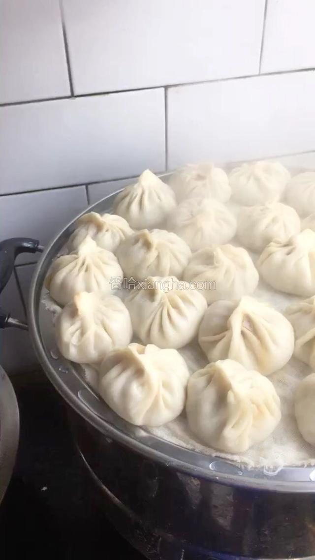 蒸包子。先开火将水做开，然后闭火。放入包子。开大火，水开后计时6分钟关火。