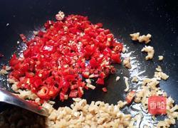 红辣椒炒腌制萝卜丁的做法图解5