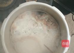 黄花菜黄豆薏米筒骨汤的做法图解2