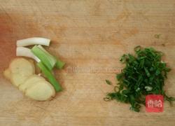 黄花菜黄豆薏米筒骨汤的做法图解3