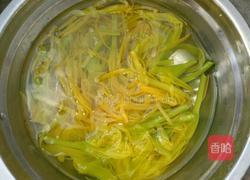 黄花菜黄豆薏米筒骨汤的做法图解7