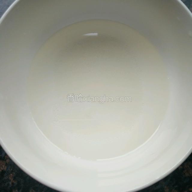 把它们都倒在一个碗里拌匀（糖没融化没关系）