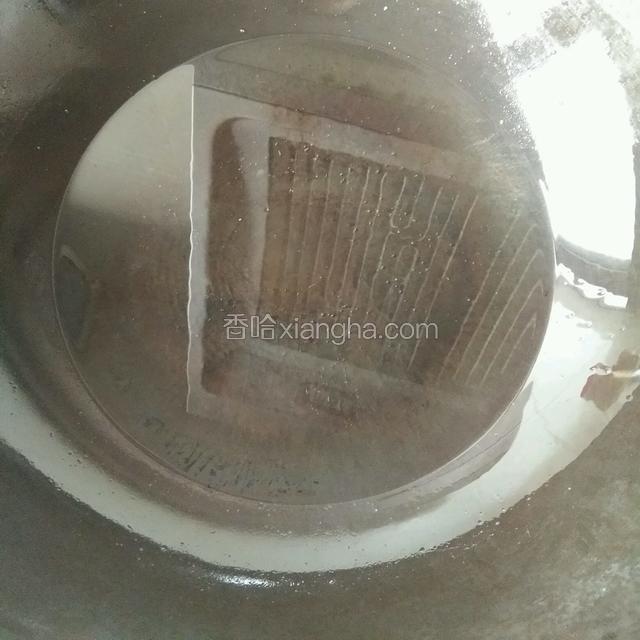锅里热油，油温大概四五成热，放入肉片（一片一片放）用中火炸至表面变色