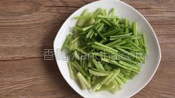 芹菜炒木耳的做法图解1