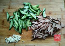 黄瓜拌鸡蛋干的做法图解2