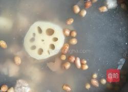 莲藕花生猪脚汤的做法图解3