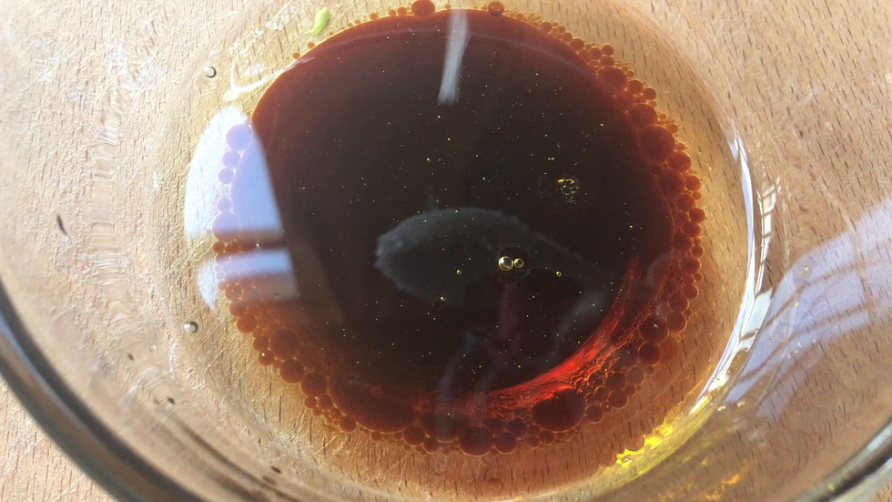将香油、酱油和盐混合，拌匀