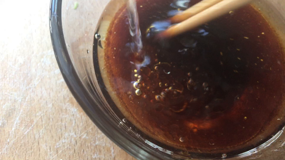 加少许清水拌匀
