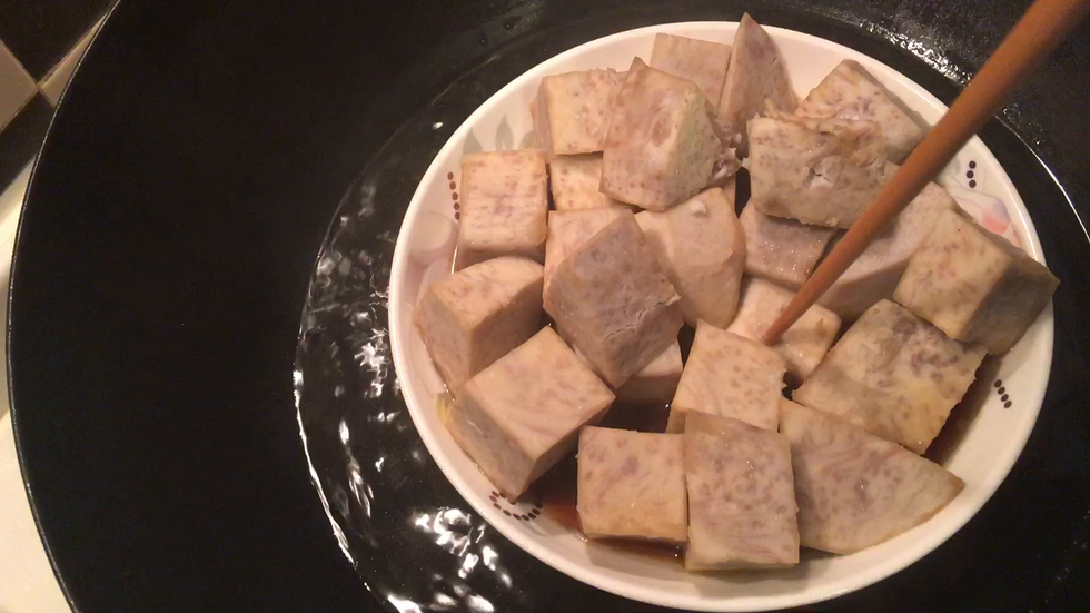 筷子能轻易插穿，即熟透