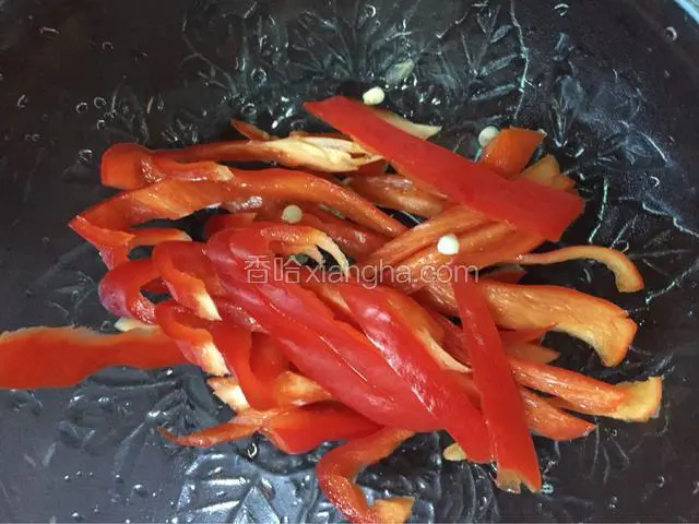 将红辣椒洗净切丝备用