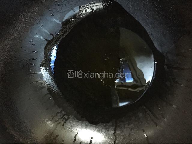 将锅洗净烧干，倒入适量的食用油