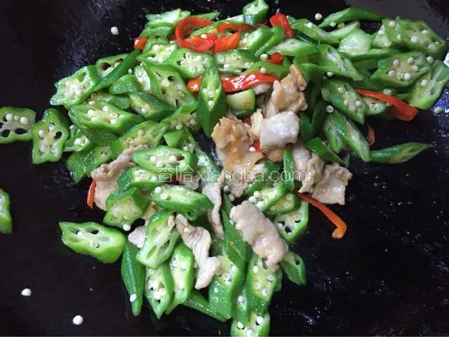 将之前炒好的肉片倒入锅中翻炒