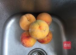 黄桃罐头的做法图解1