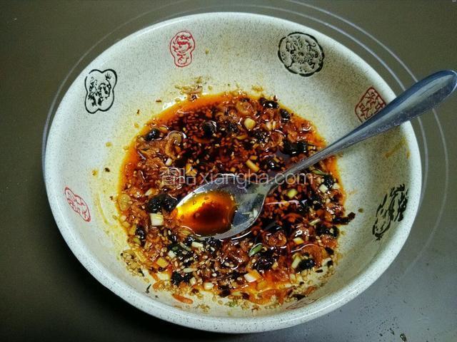 然后倒入汤碗中，用勺子迅速搅拌均匀。
