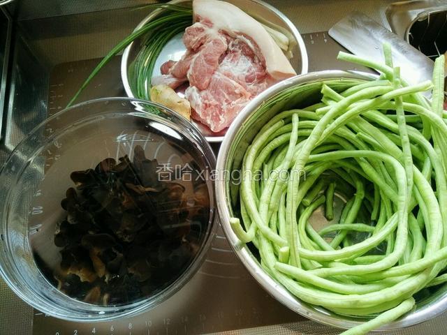 木耳提前泡发并摘洗干净，豇豆猪肉葱姜清洗干净备用，分别将豇豆和木耳入开水锅中焯烫，豇豆变翠绿色即可，木耳焯两三分钟，焯完后过凉水控干水分备用，这一步忘记拍了。