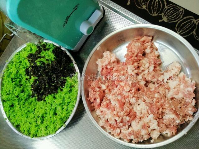 用绞肉机分别将猪肉和豇豆木耳搅碎备用，家用绞肉机绞出的猪肉泥有颗粒状，非常有口感。