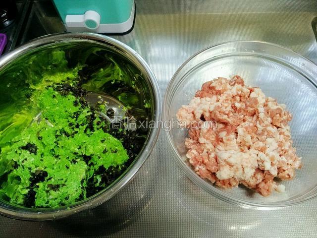 将豇豆木耳泥挤去水分放入一个大盆中，猪肉泥放入另一个大碗中。