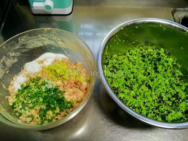 猪肉泥中一点点添加豇豆汁，并朝一个方向顺时针搅拌，直到肉泥变得柔软蓬松就不要再加豇豆汁了，肉泥中加入一大勺蚝油，适量花椒粉和白胡椒粉，顺一个方向搅拌均匀，最后撒上葱姜末以及四勺盐和少许白糖搅拌均匀。
豇豆木耳泥中加入一汤勺的食用油和一汤匙的芝麻油搅拌均匀备用。