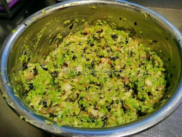 然后将两个盆中的食材混合在一块，豇豆猪肉馅儿就拌好了。原本绿油油的，由于光线问题拍得有点偏黄。