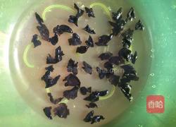 西兰花炒木耳的做法图解1