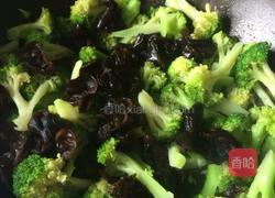 西兰花炒木耳的做法图解8