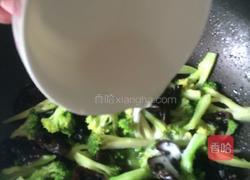 西兰花炒木耳的做法图解9