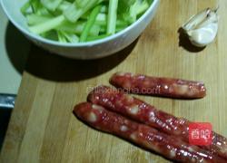 芹菜炒腊肠的做法图解1