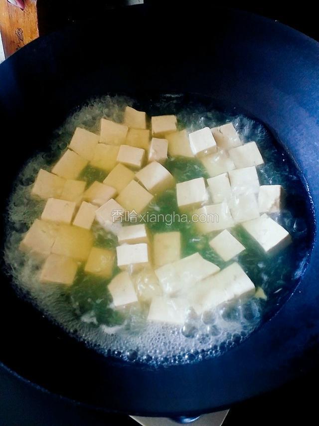 把切好的豆腐放入热水中焯一分钟捞出沥干