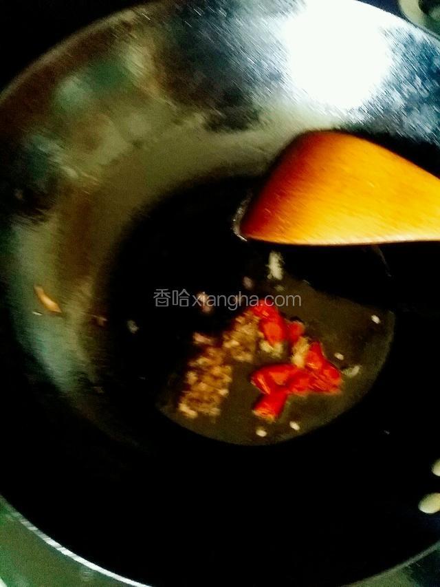锅中做油油六成热，放入花椒干辣椒煸出香味儿。