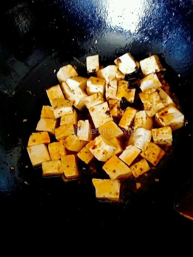 倒入豆腐翻炒
