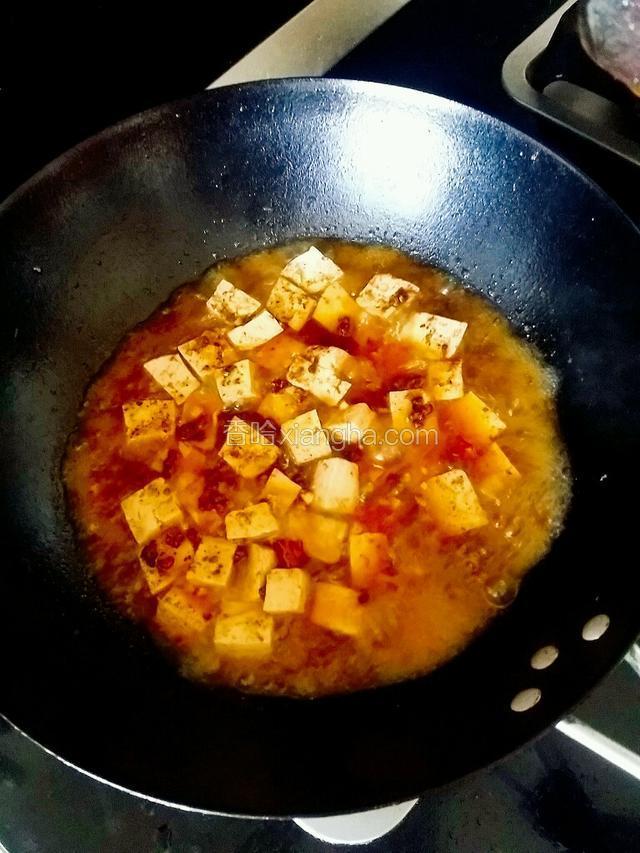 向豆腐中加入适量的清水，直到清水煮沸