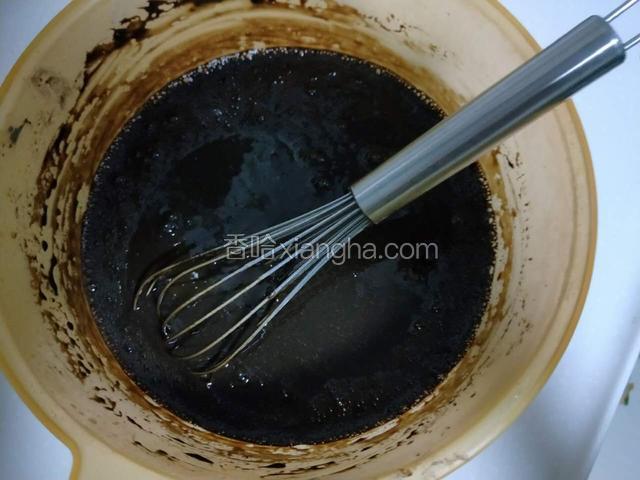 烧开水的过程把黑凉粉倒入到剩下的300克清水中用蛋抽搅拌均匀至无颗粒状