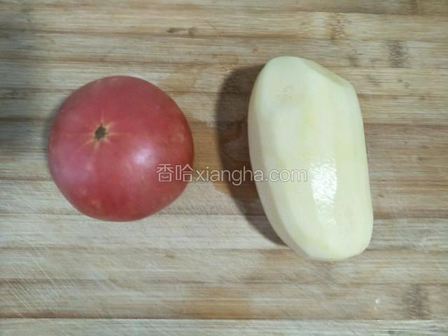 准备好西红柿和土豆