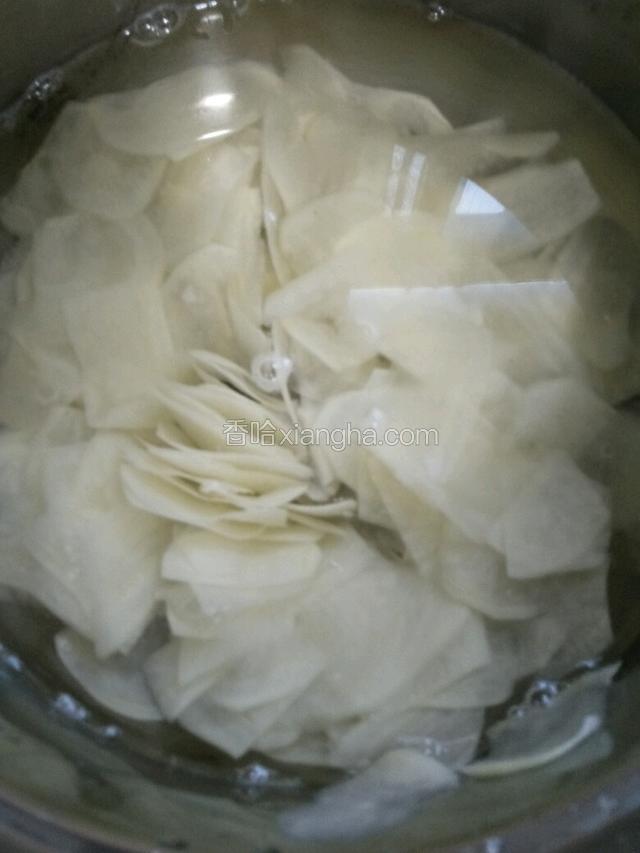 土豆用削皮器削成薄片泡水中2分钟捞出控水