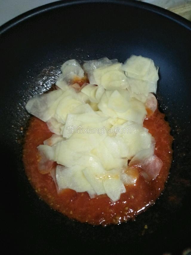 倒入土豆片翻炒