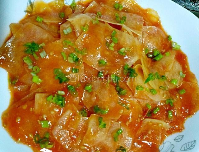 盛入盘中撒上葱花