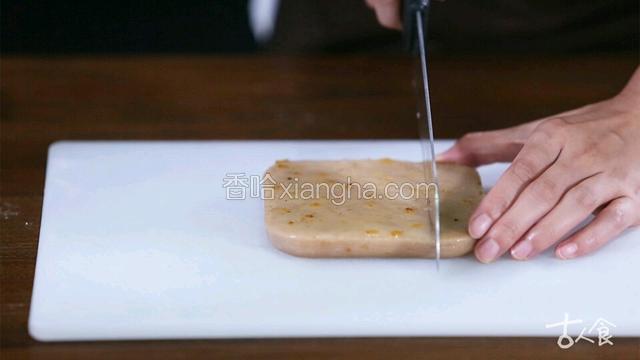 冷藏后，取出切块即可
