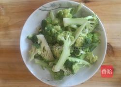 西兰花炒鸡蛋的做法图解1