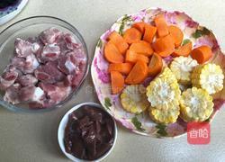 玉米胡萝卜排骨猪肝汤的做法图解1