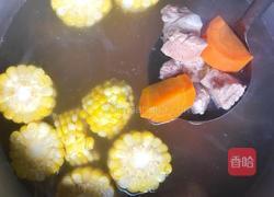玉米胡萝卜排骨猪肝汤的做法图解4