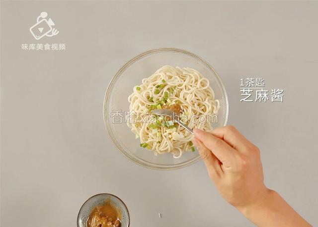 加入1茶匙芝麻酱