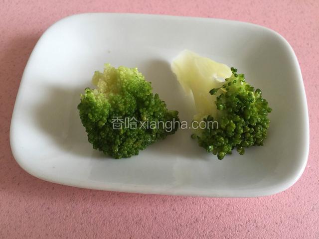 西兰花用开水烫熟。