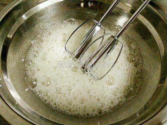 蛋清加入柠檬汁，打发至粗泡