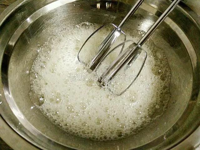 蛋清加入柠檬汁，打发至粗泡