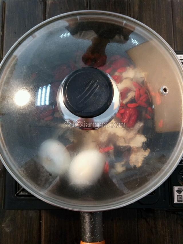 将所有食材依次放入锅中，倒入两大碗水。盖上锅盖，大火煮20分钟后转小火煮2小时。