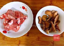 土茯苓猪骨汤的做法图解1