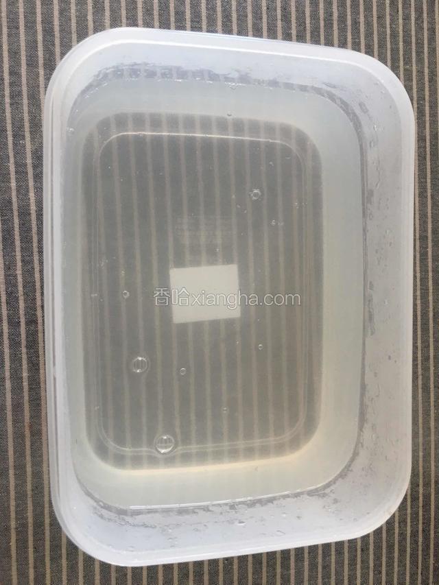 煮开后关火，然后倒入盆内放凉，白凉粉和黑凉粉不一样，倒出来会像水一样，不要紧张不要去动它，等它完全冷透，我是放了一晚上