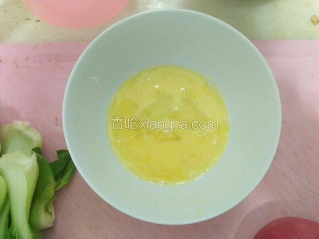 葱切段、油菜掰好洗净、鸡蛋打散