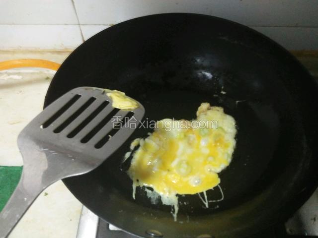把葱花放入打散的鸡蛋中，锅内热油把鸡蛋倒入